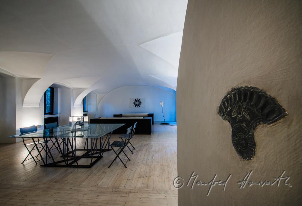 Steinornament auf Ofen im Wohnzimmer in der Sala Terrena