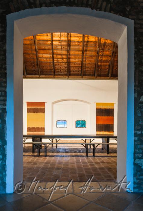 Wohnzimmer mit Holz-Fachwerks-Decke und Ziegelboden