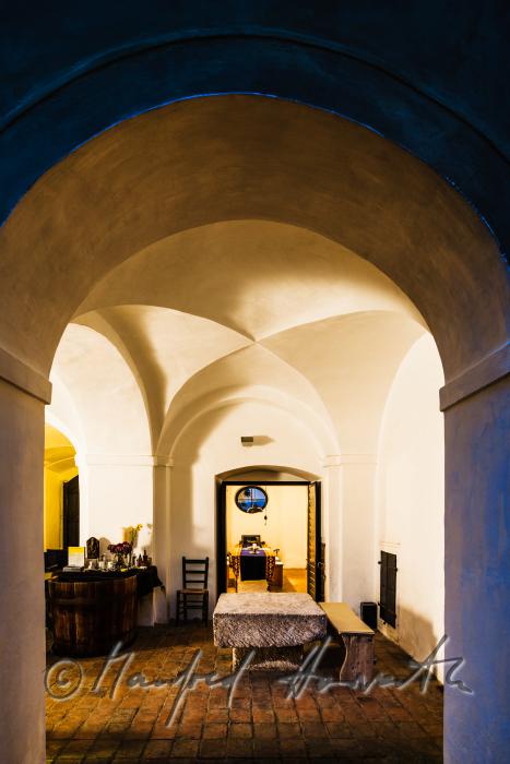 Steintisch und Blick in das Esszimmer