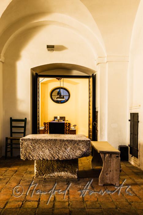 Steintisch und Blick in das Esszimmer