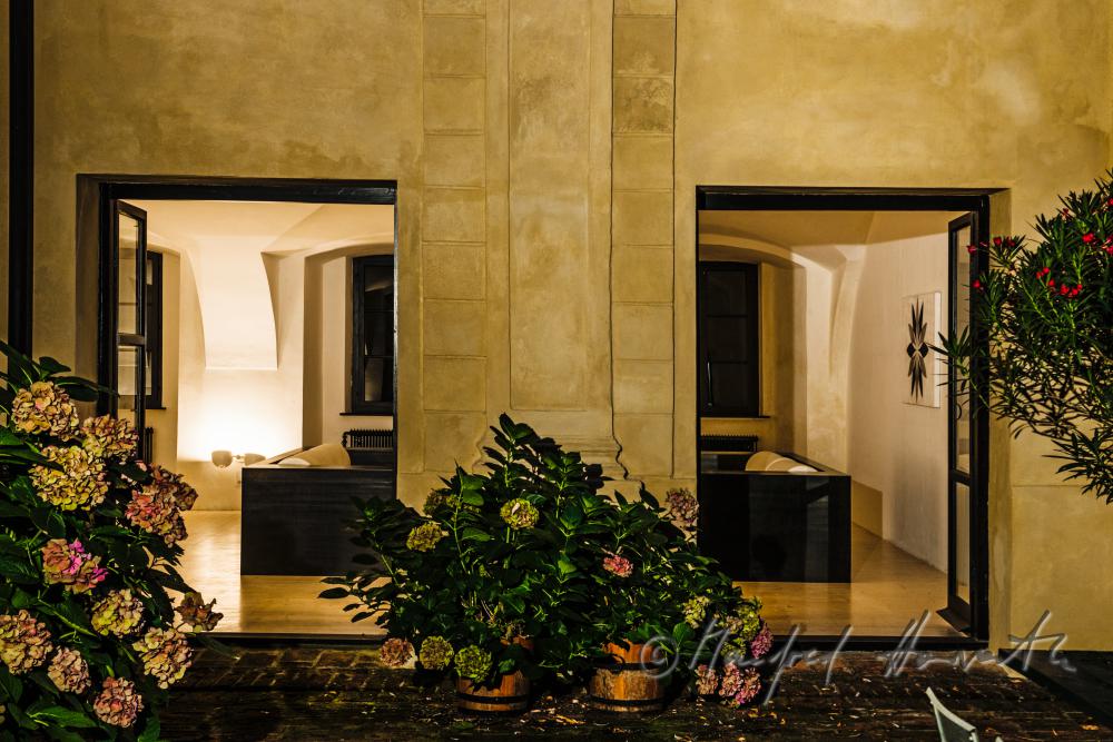 Blick vom Innenhof in die Sala Terrena (Wohnzimmer)