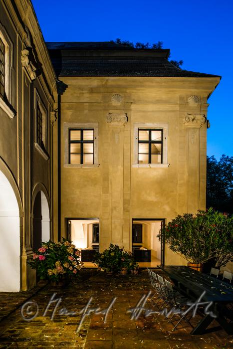 Innenhof mit Gartentisch und Blick in die Sala Terrena
