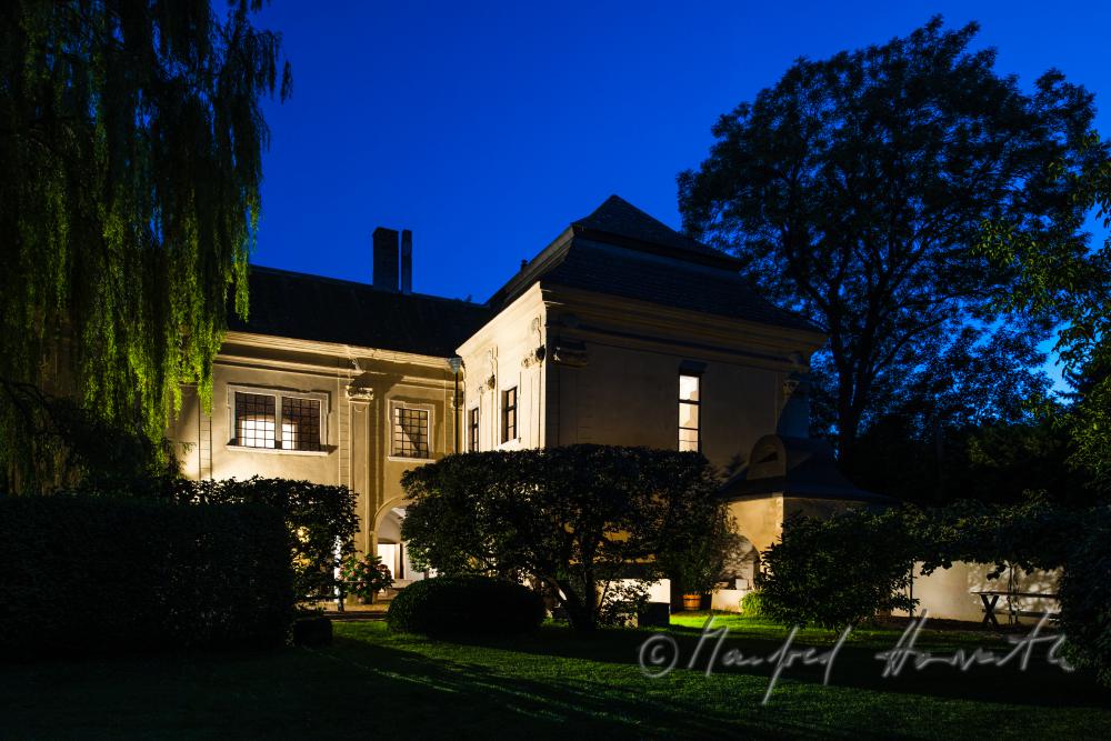 Garten mit Altbäumen und Südfassade