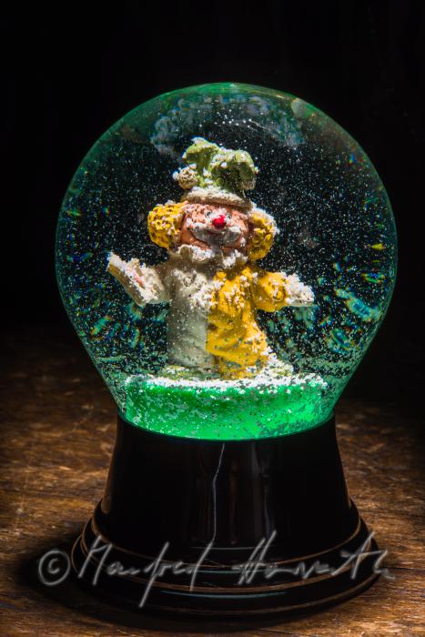 Miniatur-Clown in einer Schnnekugel