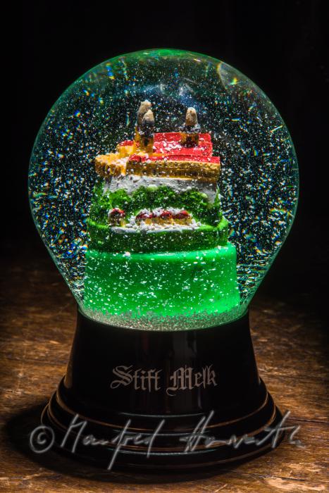 Minatur von Stift Melk in einer Schneekugel