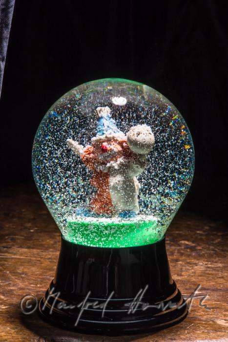 Miniatur-Clown in einer Schnnekugel