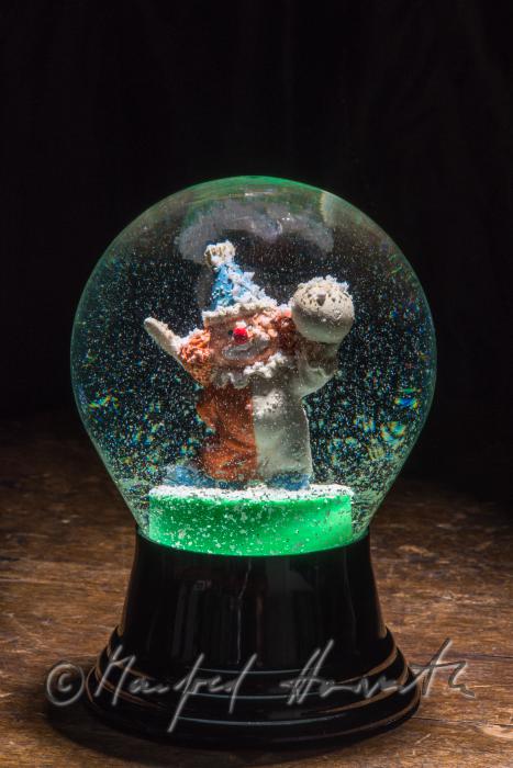 Miniatur-Clown in einer Schnnekugel
