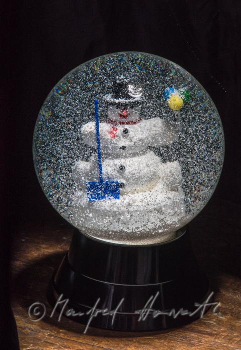 Miniatur-Schneemann in einer Schneekugel