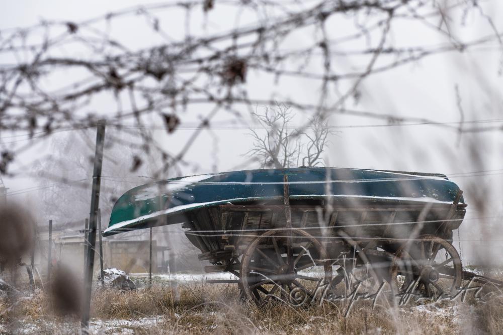 Ruderboot überwintert auf einem Leiterwagen bei einem Weingarten