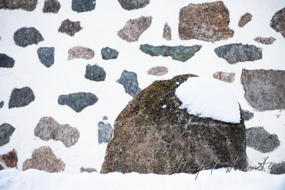 Mühlviertler Steinblass-Hof und schneebedeckte Granit-Blöcke