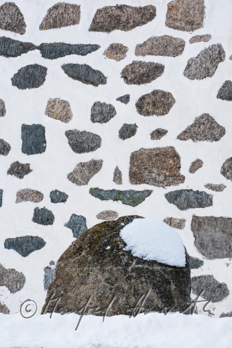 Mühlviertler Steinblass-Hof und schneebedeckte Granit-Blöcke