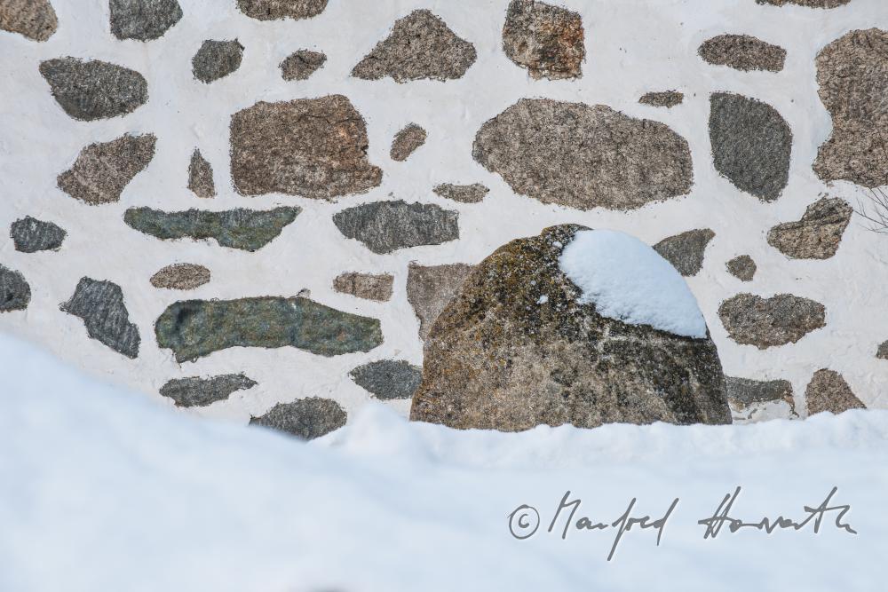 Mühlviertler Steinblass-Hof und schneebedeckte Granit-Blöcke