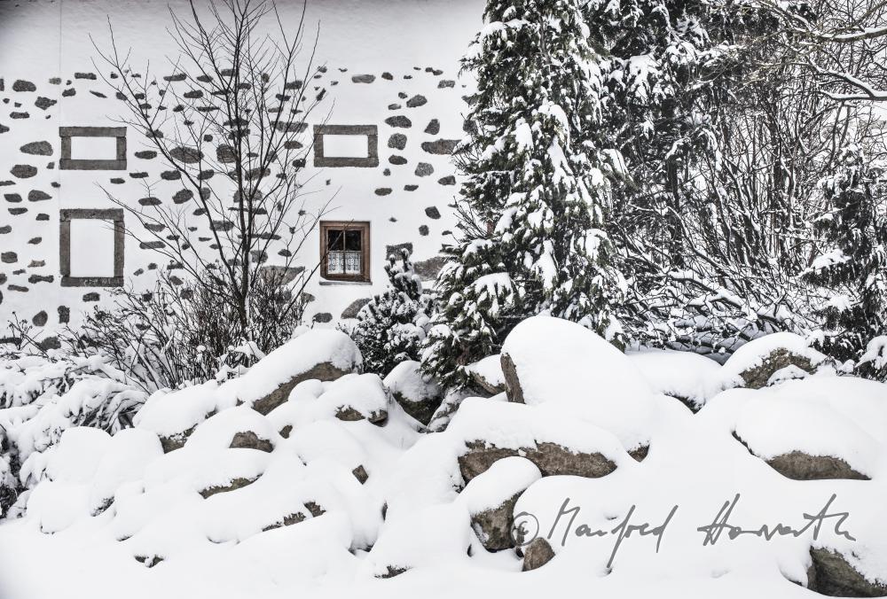 Mühlviertler Steinblass-Hof und schneebedeckte Granit-Blöcke