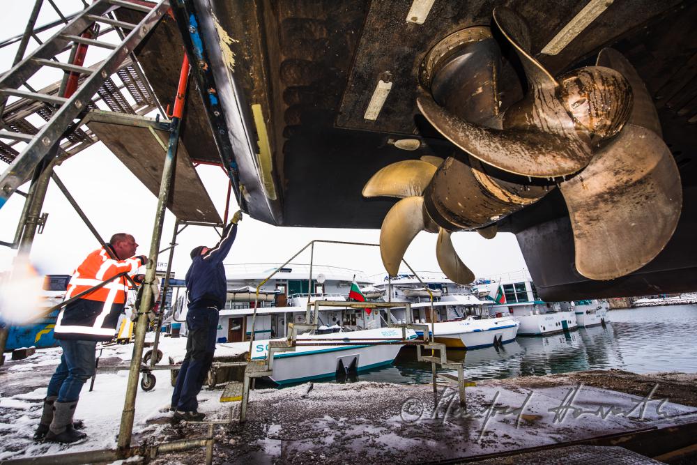 Malerarbeiten am Unterschiff im Trockendock