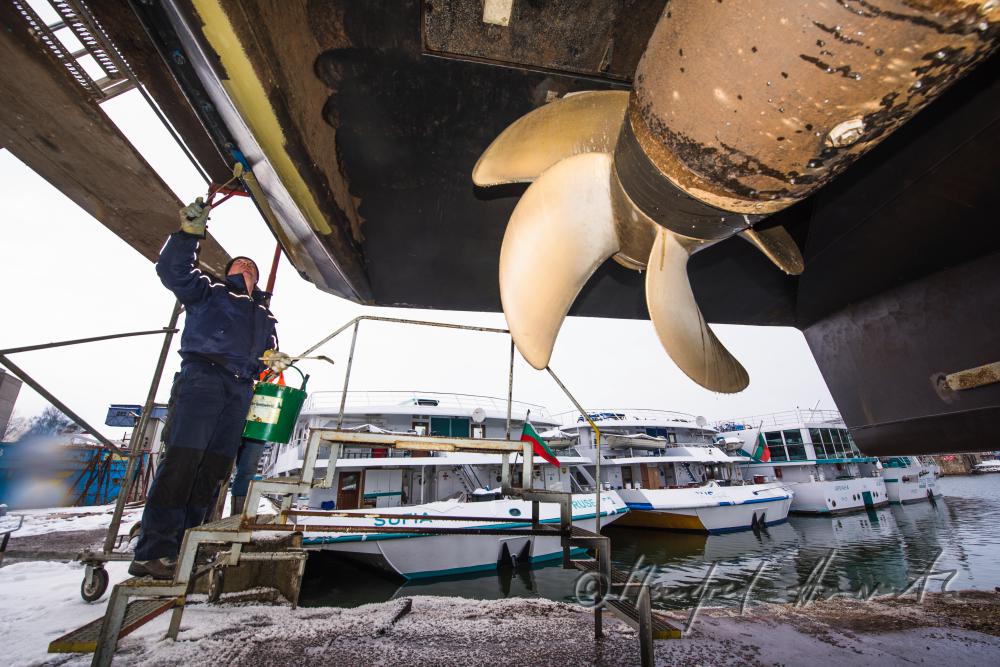 Malerarbeiten am Unterschiff im Trockendock