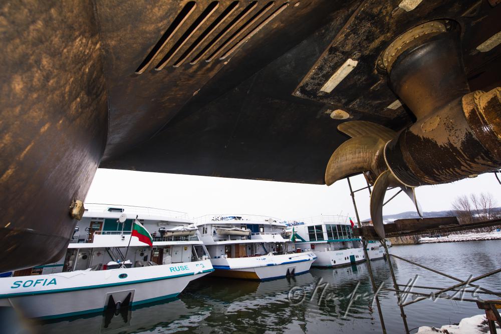 Malerarbeiten am Unterschiff im Trockendock
