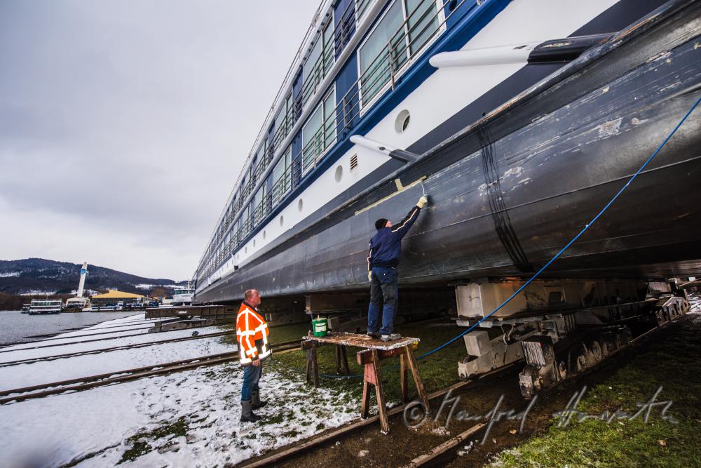Malerarbeiten am Unterschiff im Trockendock