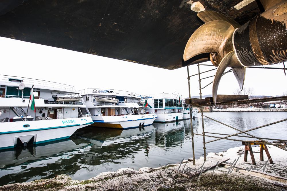 Malerarbeiten am Unterschiff im Trockendock