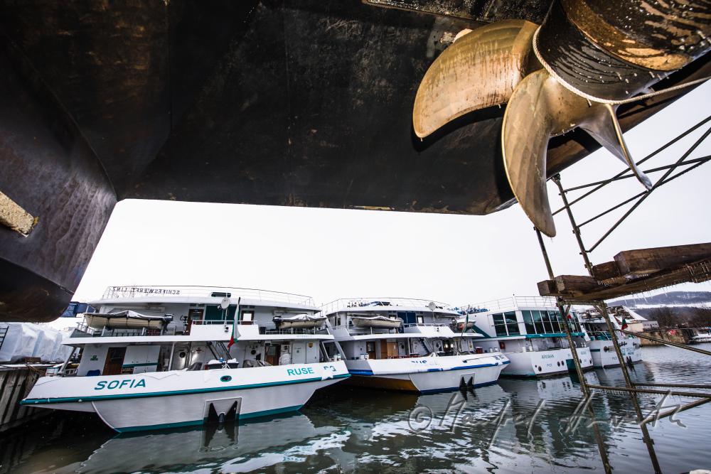 Malerarbeiten am Unterschiff im Trockendock