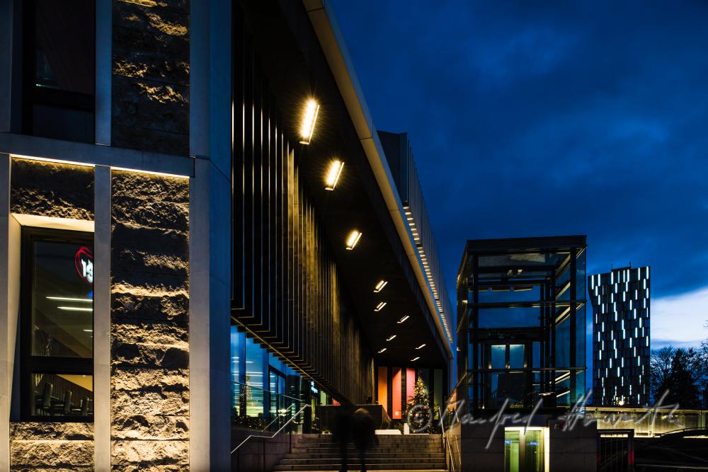 EIngang zum Musiktheater Linz und Power Tower