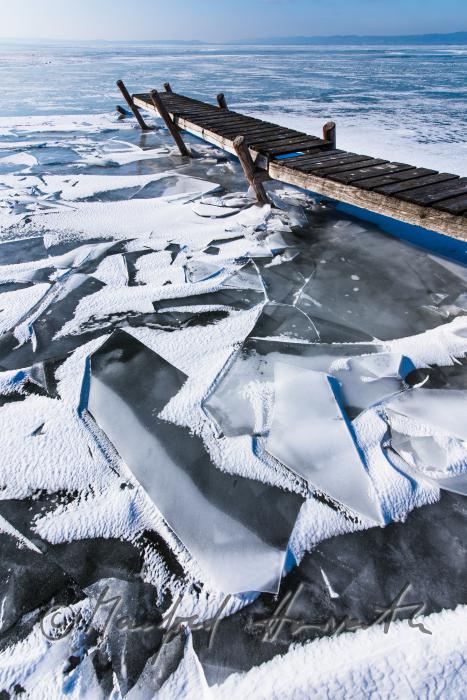 von den Eisschollen gebrochener Steg beim Hafen