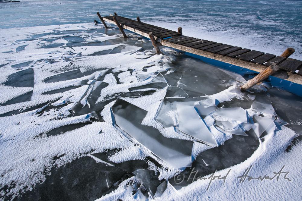 von den Eisschollen gebrochener Steg beim Hafen