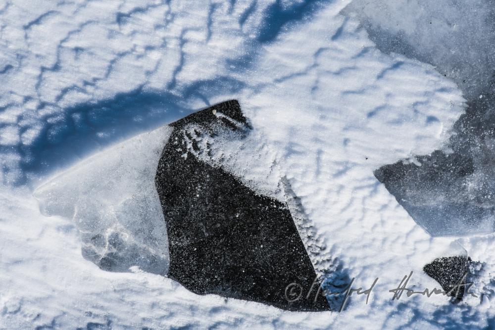 natürlich entstandene Eis-Skulptur auf offenem See