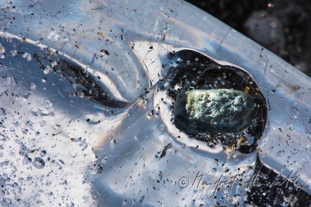 natürlich entstandene Eis-Skulptur auf offenem See