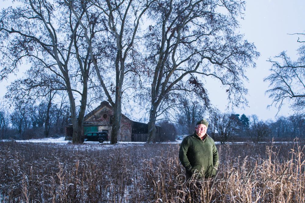 Jäger in einem Feld vor dem Gutshof
