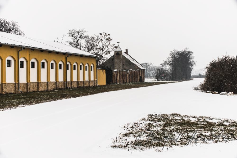 Front mit Stallungen und der Kapelle