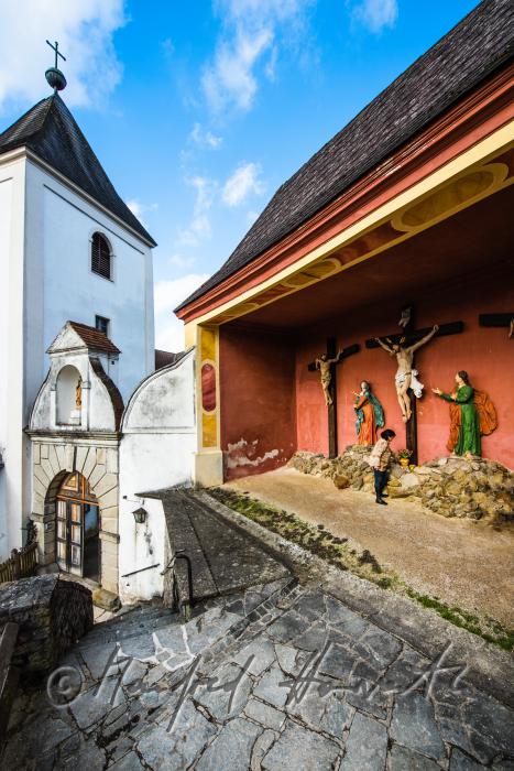 ehemaliges Servitenkloster Schönbühel (1666) und Kalvarienberg