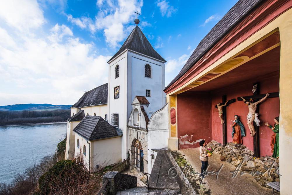 ehemaliges Servitenkloster Schönbühel (1666) und Kalvarienberg