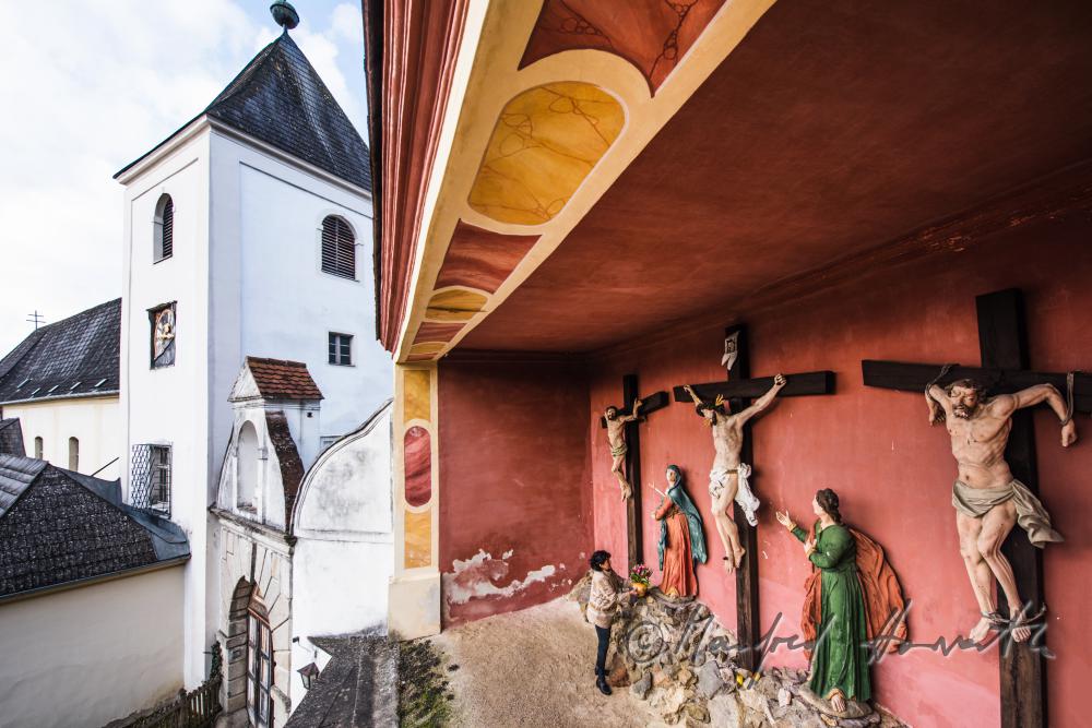 ehemaliges Servitenkloster Schönbühel (1666) und Kalvarienberg