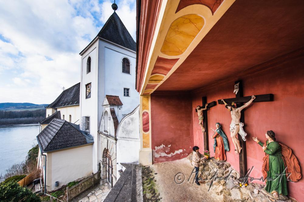ehemaliges Servitenkloster Schönbühel (1666) und Kalvarienberg