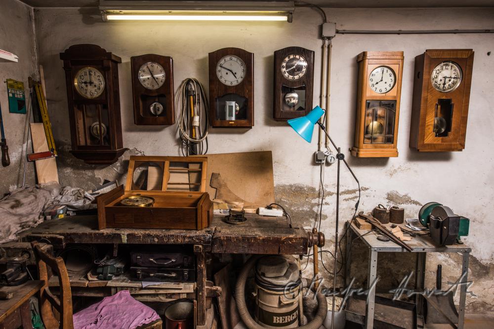 Hobby-Uhrenwerkstatt im Keller des Bauernhauses