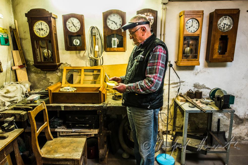 Hobby-Uhrenwerkstatt im Keller des Bauernhauses