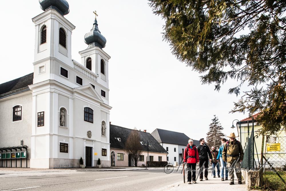 Pilger auf dem Weg nach Mariazell bei der Wallfahrtskirche