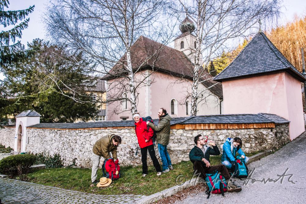 Mariazell-Wallfahrer rasten vor der Johanneskirche