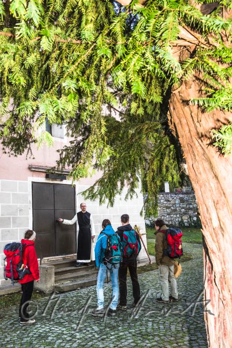 Wallfahrer mit Priester vor der Johanneskirche