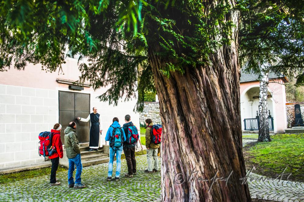 Wallfahrer mit Priester vor der Johanneskirche