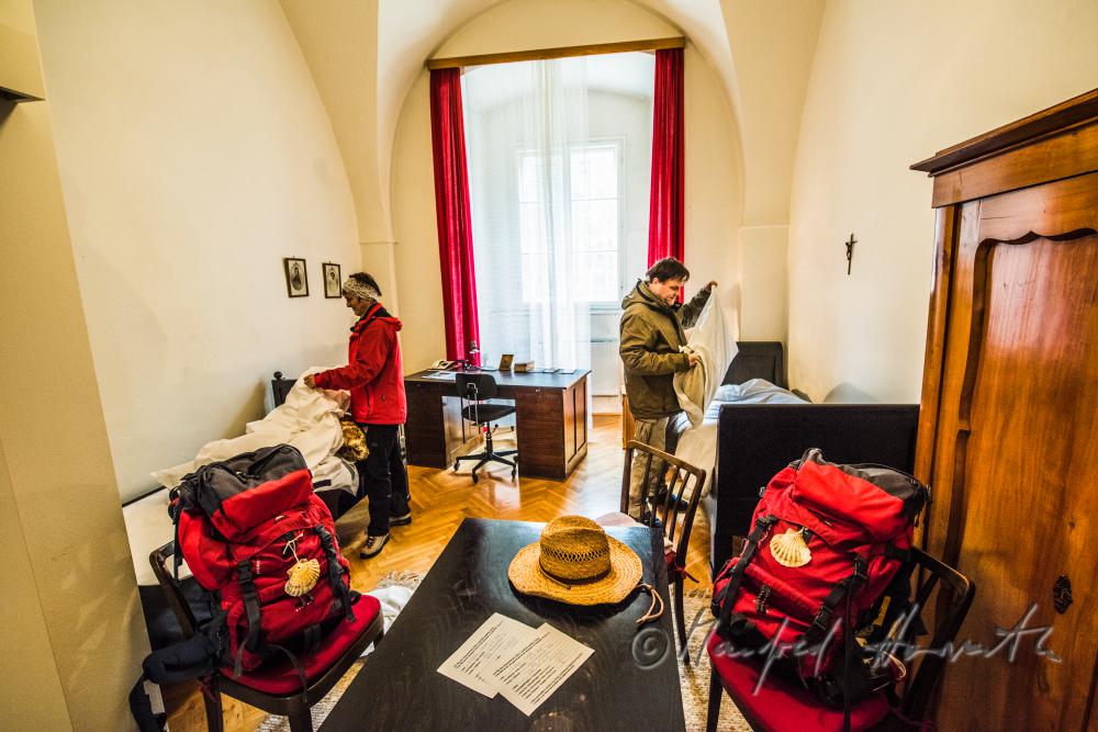 Pilger beziehen ihr Quartier in den ehemaligen Mönchszellen