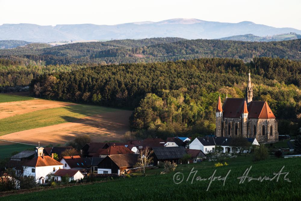 Blick über Mariasdorf in die Bucklige Welt