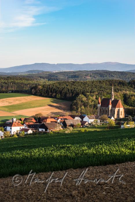 Blick über Mariasdorf in die Bucklige Welt