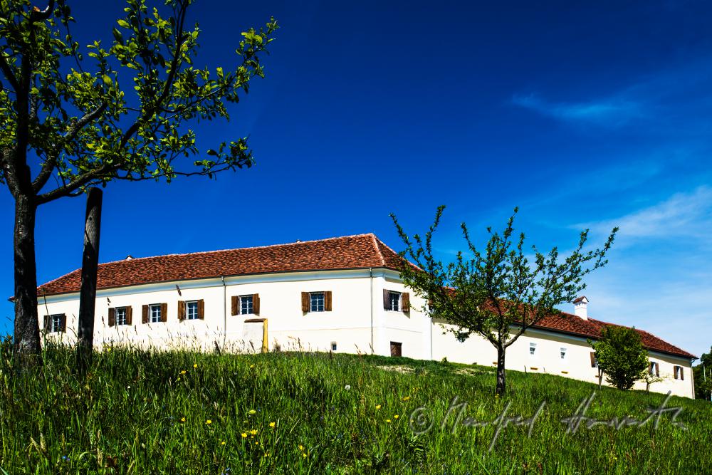Schloss Tabor auf dem Hügel zum Dreiländereck (B/Slo/Stmk)