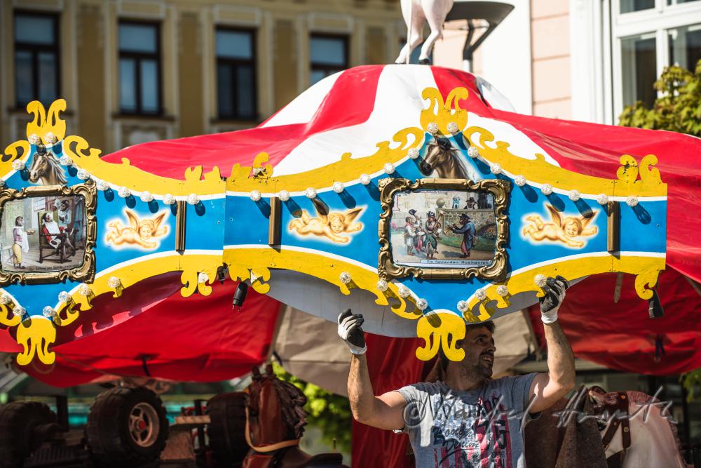 Aufbau eines Ringelspiels am Hauptplatz