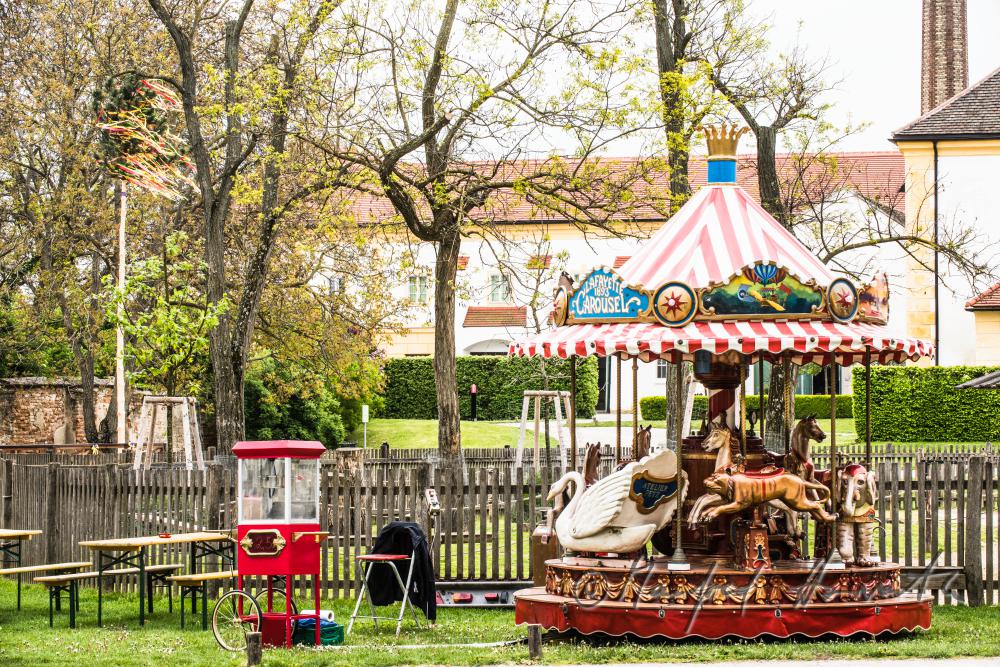 Ringelspiel im Garten bei der Feier zum 1.Mai