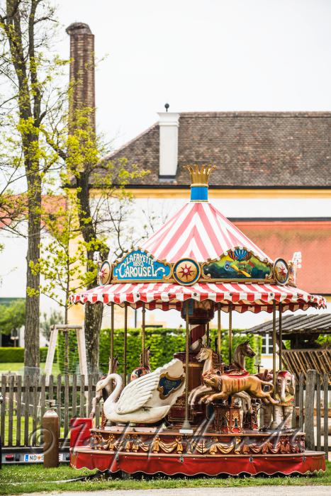 Ringelspiel im Garten bei der Feier zum 1.Mai