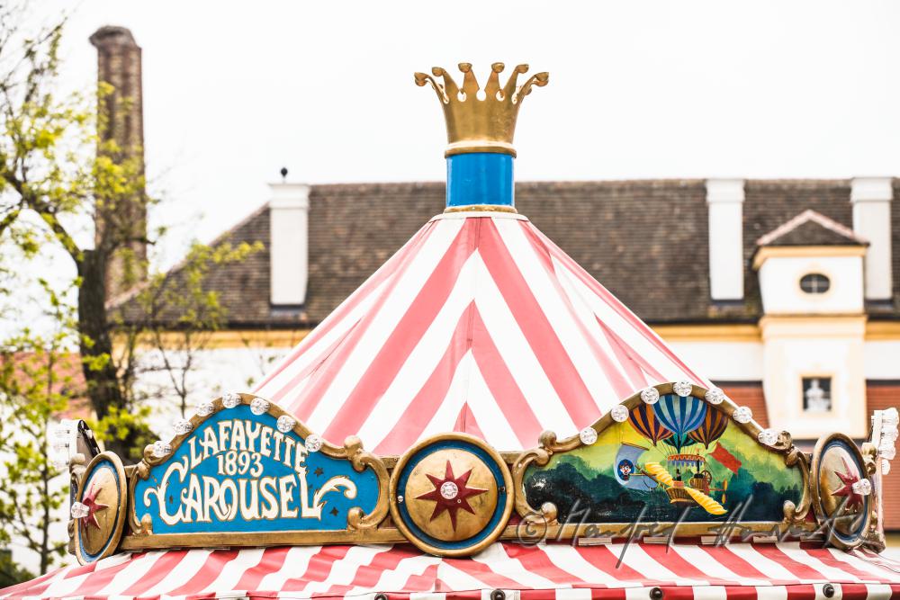 Ringelspiel im Garten bei der Feier zum 1.Mai
