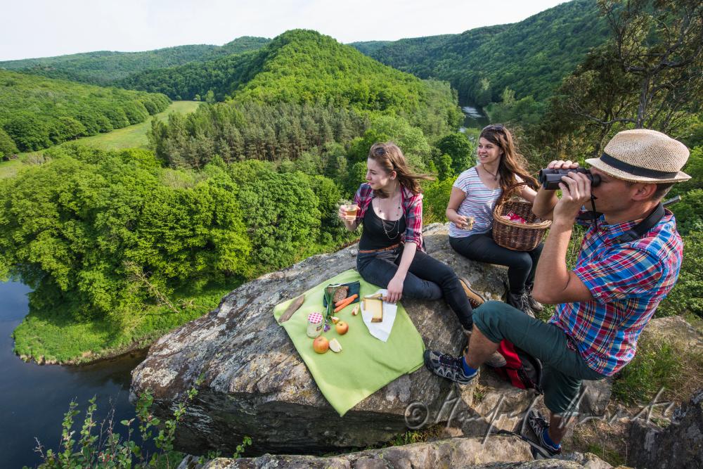 Wanderer rasten auf dem Gipfel des 