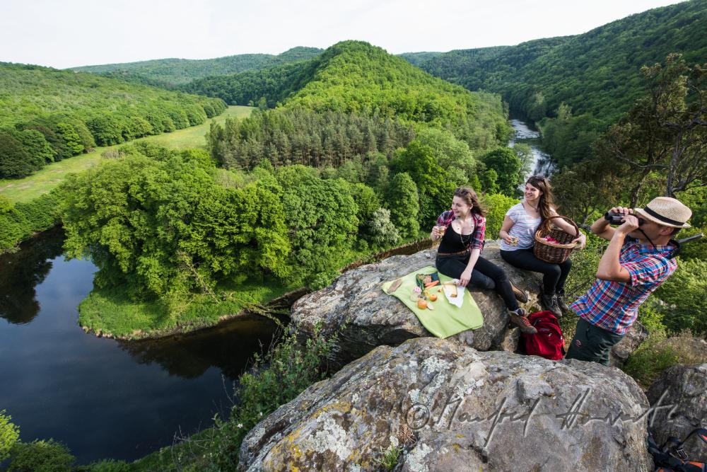 Wanderer rasten auf dem Gipfel des 